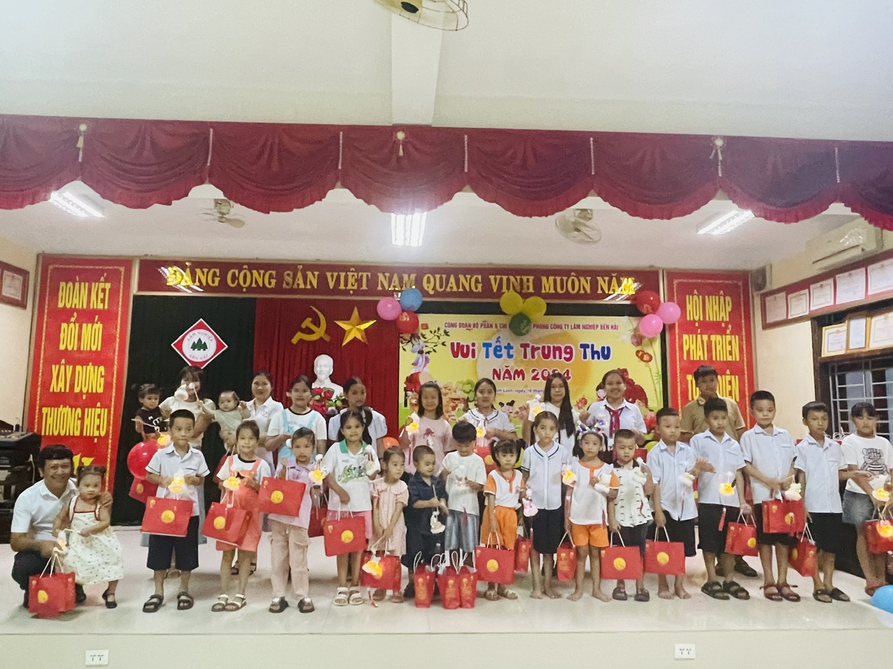 Các cháu vui rằm trung thu 2024